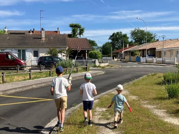 Image of: Ramassage de déchets aux abords des écoles